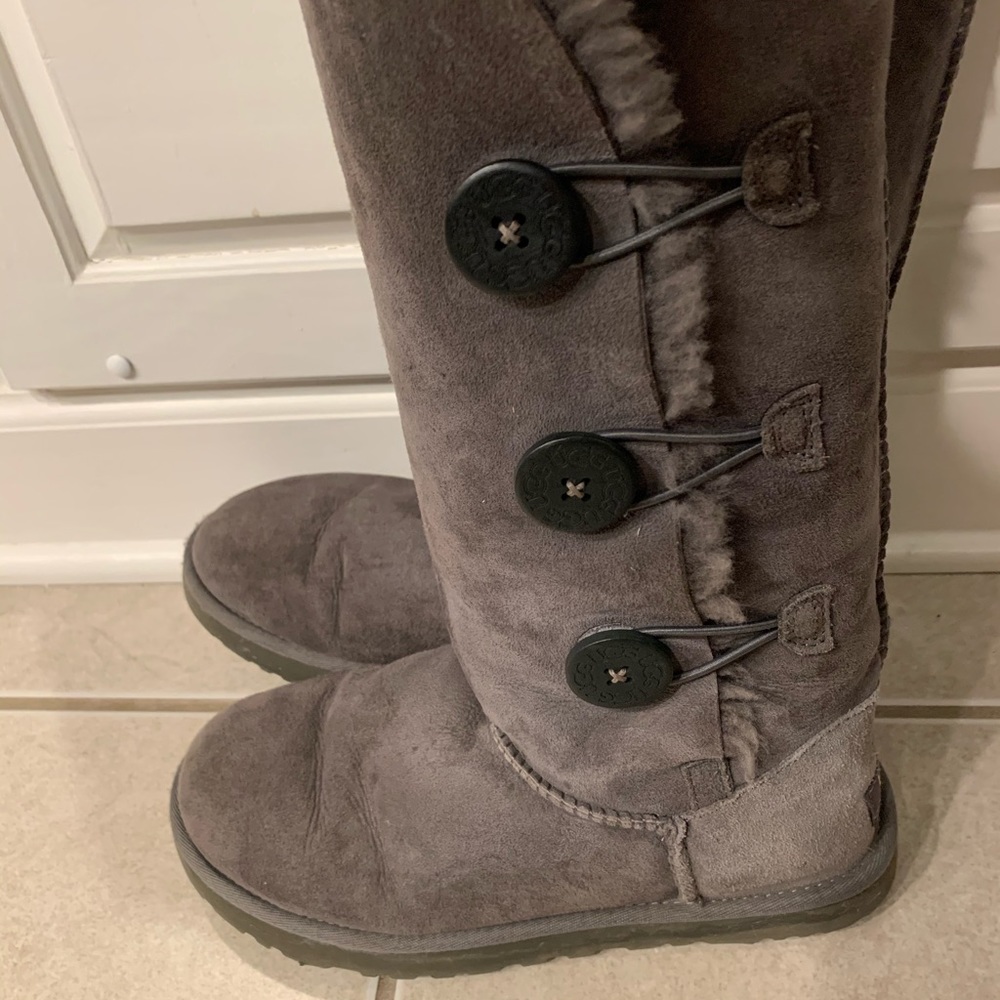 Women’s tall gray bailey button uggs 7
